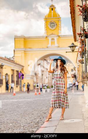 Bella donna godendo le strade e l'architettura in Guatemala, America Centrale Foto Stock