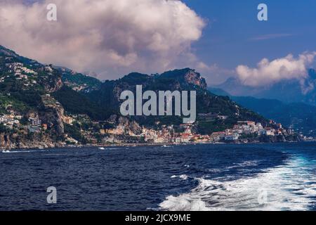 Vista sul mare di bassi edifici tradizionali lungo la costa della Costiera Amalfitana, vista da una nave, Costiera Amalfitana, patrimonio dell'umanità dell'UNESCO, Campania Foto Stock