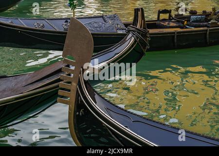 Vista delle gondole vuote con la caratteristica testa in ferro, Venezia, Veneto, Italia, Europa Foto Stock