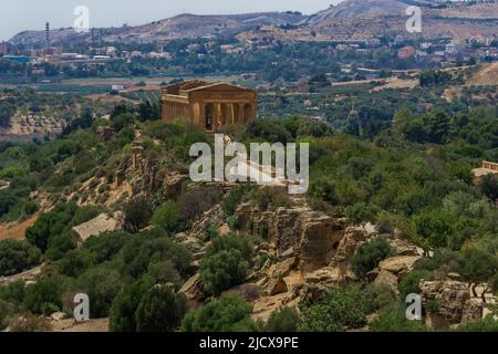 Antico tempio greco della Concordia, vista panoramica della Valle dei Templi, Agrigento, Patrimonio dell'Umanità dell'UNESCO, Sicilia, Italia, Mediterraneo Foto Stock