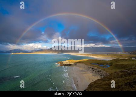 Arcobaleno sulla spiaggia di Seilebost, Isola di Lewis e Harris, Ebridi esterne, Scozia, Regno Unito, Europa Foto Stock