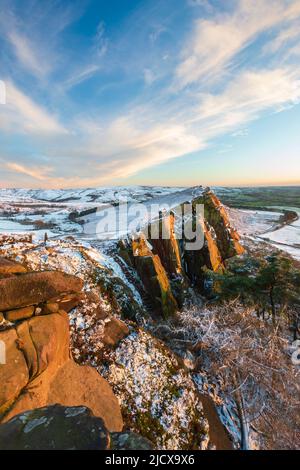 Scena innevata a Hen Cloud, The Roaches, Peak District, Staffordshire, Inghilterra, Regno Unito, Europa Foto Stock