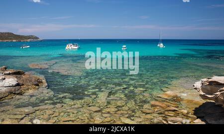 Vista sulle acque turchesi limpide dalla costa rocciosa vicino alla Plage du Loto, St-Florent, Haute-Corse, Corsica, Francia, Mediterraneo, Europa Foto Stock