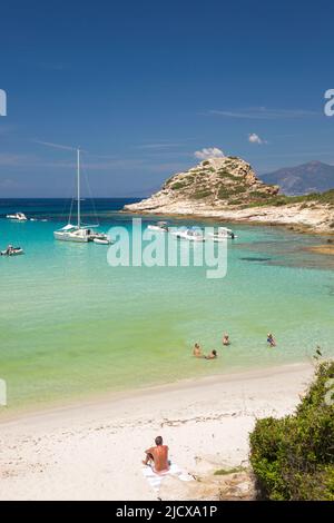 Turisti che si rilassano in acque turchesi poco profonde al largo della Plage du Petit Loto, St-Florent, Haute-Corse, Corsica, Francia, Mediterraneo, Europa Foto Stock