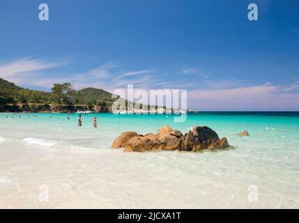 Turisti che si rilassano in acque turchesi poco profonde al largo della Plage de Verghia, Coti-Chiavari, Ajaccio, Corse-du-Sud, Corsica, Francia, Mediterraneo, Europa Foto Stock