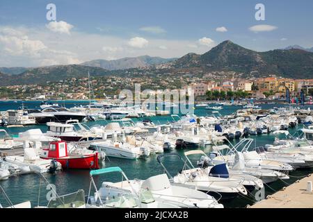 Vista sul porto turistico per la città e le colline costiere della regione Balagne, l'Ile-Rousse, Haute-Corse, Corsica, Francia, Mediterraneo, Europa Foto Stock