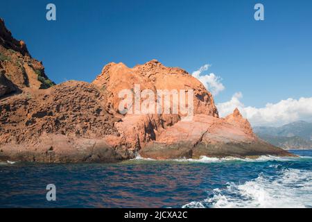 Le aspre scogliere rosse di Punta Rossa, parte della Riserva Naturale di Scandola, Patrimonio Mondiale dell'Umanità dell'UNESCO, Porto, Corse-du-Sud, Corsica, Francia Foto Stock