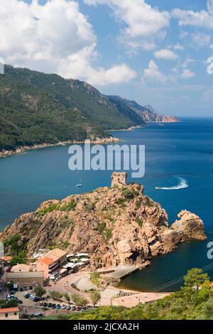 Vista sul villaggio e la costa da collina, torre di guardia genovese prominente su promontorio, Porto, Corse-du-Sud, Corsica, Francia, Mediterraneo, Europa Foto Stock