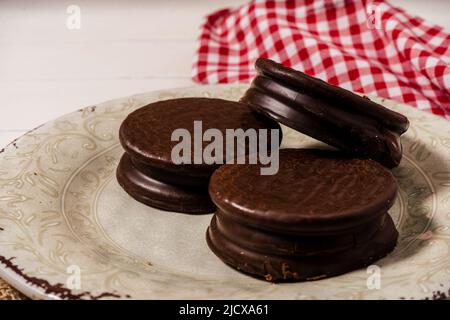 Vista alta di alcuni classici alfajores di cioccolato argentino ripieni di dulce de leche. Cibo tradizionale. Foto Stock