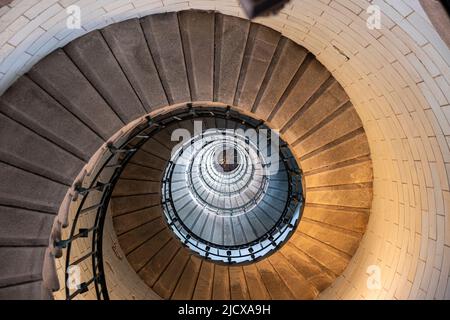 Scala a chiocciola dal basso nel faro Eckmuhl in Bretagna, Francia, Europa Foto Stock