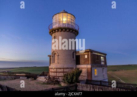 Faro Belle Tout al tramonto il giorno di Natale, Beachy Head, vicino Eastbourne, East Sussex, Inghilterra, Regno Unito, Europa Foto Stock