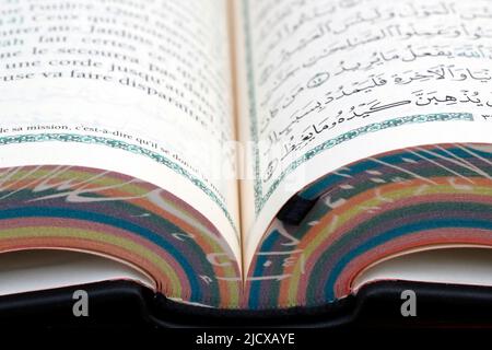 Il Corano (Quran), libro sacro islamico, traduzione francese, Francia, Europa Foto Stock