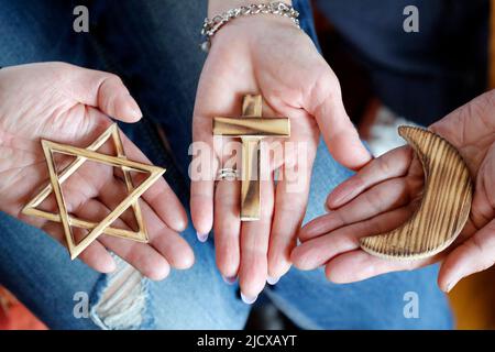 Cristianesimo, Islam e Giudaismo, Bibbia, Corano e Torah, simboli interreligiosi, Concetto di fede e spiritualità, Francia, Europa Foto Stock