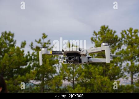 29 dicembre 2020 Eskisehir Turchia. DJI Mavic Mini drone in aria vista ravvicinata Foto Stock