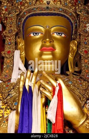 Buddha Sakyamuni d'oro in una sala di preghiera chiostro, Kathmandu, Nepal, Asia Foto Stock