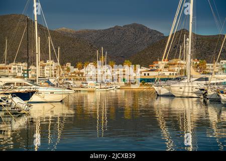 Veduta dell'alba che riflette sugli yacht di Port de Pollenca Marina, Port de Pollenca, Maiorca, Isole Baleari, Spagna, Mediterraneo, Europa Foto Stock