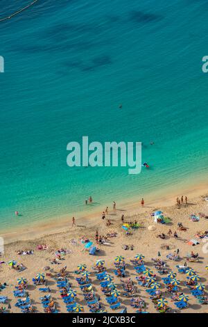 Vista della spiaggia di Playa de Amadores dalla posizione elevata, Puerto Rico, Gran Canaria, Isole Canarie, Spagna, Atlantico, Europa Foto Stock