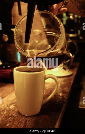 Barista caffè con filtro antigoccia in tazza, vista ravvicinata Foto Stock