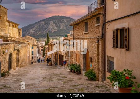 Vista del negozio sulla scalinata del Calvario nel centro storico di Pollenca, Pollenca, Maiorca, Isole Baleari, Spagna, Mediterraneo, Europa Foto Stock