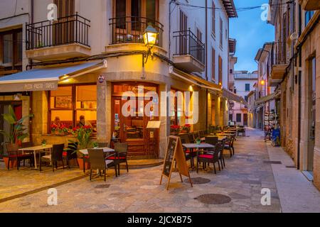 Vista del bar in strada stretta nel centro storico di Pollenca al tramonto, Pollenca, Maiorca, Isole Baleari, Spagna, Mediterraneo, Europa Foto Stock