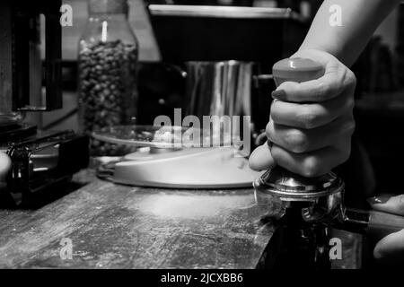 Vista ravvicinata del caffè stampato dal barista Foto Stock