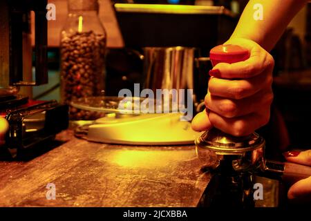 Vista ravvicinata del caffè stampato dal barista Foto Stock