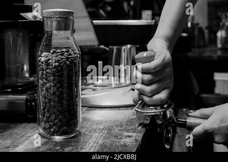 Vista ravvicinata del caffè stampato dal barista Foto Stock