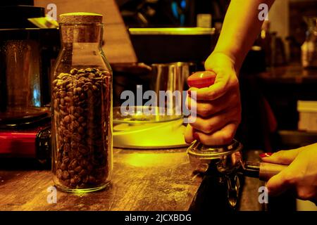 Vista ravvicinata del caffè stampato dal barista Foto Stock