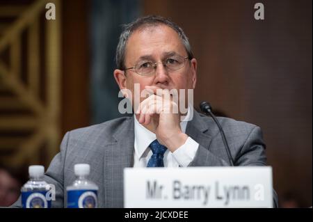 Washington, Stati Uniti d'America. 15th giugno 2022. Barry Lynn, direttore esecutivo dell'Open Markets Institute, testimonia durante il sottocomitato giudiziario del Senato sulla politica della concorrenza, l'antitrust e l'audizione dei diritti dei consumatori di esaminare l'impatto del consolidamento su famiglie e consumatori, concentrandosi sulla formula del bambino e oltre, su Capitol Hill a Washington, DC, mercoledì 15 giugno 2022. Credit: CNC/CNC/Sipa USA Credit: Sipa USA/Alamy Live News Foto Stock