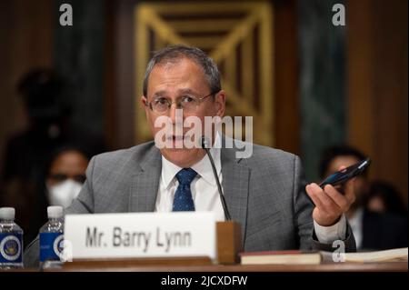 Washington, Stati Uniti d'America. 15th giugno 2022. Barry Lynn, direttore esecutivo dell'Open Markets Institute, testimonia durante il sottocomitato giudiziario del Senato sulla politica della concorrenza, l'antitrust e l'audizione dei diritti dei consumatori di esaminare l'impatto del consolidamento su famiglie e consumatori, concentrandosi sulla formula del bambino e oltre, su Capitol Hill a Washington, DC, mercoledì 15 giugno 2022. Credit: CNC/CNC/Sipa USA Credit: Sipa USA/Alamy Live News Foto Stock