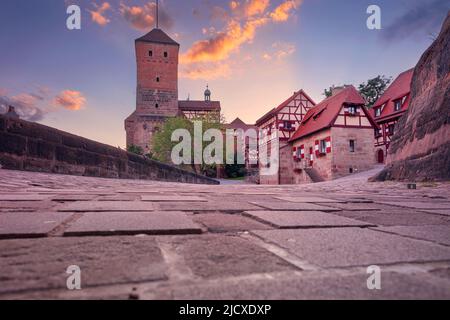 Castello di Norimberga, Norimberga, Germania. Immagine del paesaggio urbano del monumento storico del Castello di Norimberga al tramonto estivo. Foto Stock