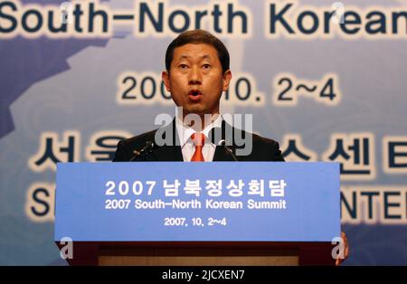 L'ufficiale presidenziale sudcoreano Yoon Seung-Yong ha fatto un'oncia al centro stampa del vertice intercoreano 2007 nell'hotel di Seoul il 3 ottobre 2007, Corea del Sud. L’evento di piantagione di alberi in occasione della visita storica del Presidente Roh Moo-hyun a Pyongyang, originariamente previsto per questo pomeriggio, è stato rinviato a domani. Inoltre, il presidente Roh ha previsto di visitare la Heavy Industry Room nella Three Revolution Exhibition Hall, ma il programma potrebbe anche cambiare perché i colloqui con il suo omologo nordcoreano saranno estesi. I delegati speciali di Roh, tuttavia, visiteranno i tre Rev Foto Stock