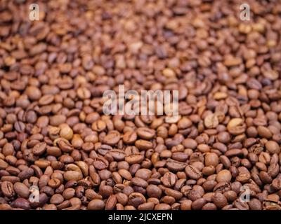 Focalizzazione selettiva sui chicchi di caffè torrefatti Foto Stock
