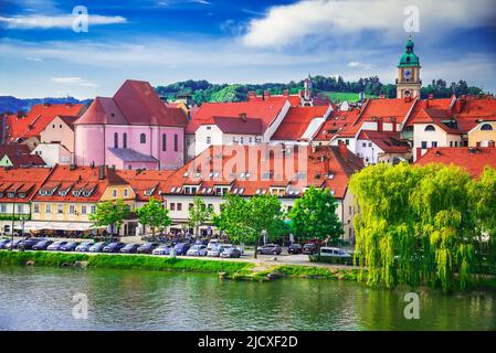 Maribor, Slovenia. Splendida vista della città vecchia di Maribor dal ponte principale (Stari Most) sul fiume Drava prima del tramonto. Paesaggio urbano panoramico della bassa Stiria Foto Stock