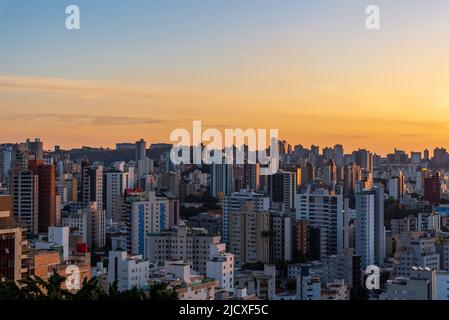 Panorama urbano di Belo Horizonte al tramonto da Parque Amilcar Vianna Martins. Foto Stock