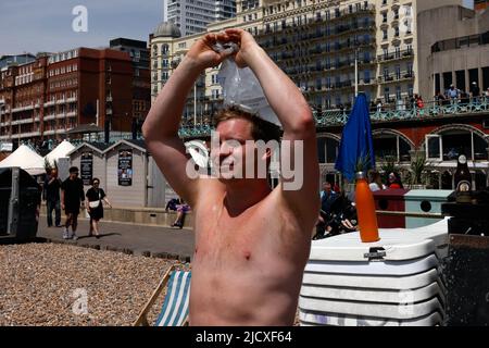 Tom britannico cercando di raffreddarsi con un sacco di ghiaccio in un'altra giornata di sole balsamo a Brighton Beach. Temperatura fino a 28c, l'estate è arrivata. 16th giugno 2022. David Smith/Alamynews Foto Stock