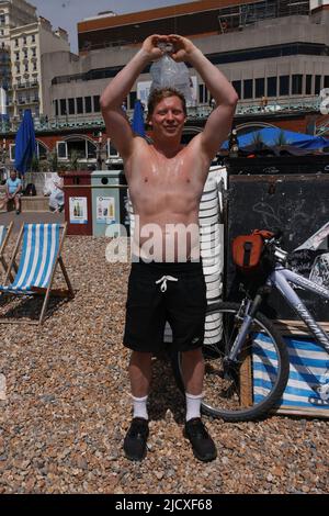 Tom britannico cercando di raffreddarsi con un sacco di ghiaccio in un'altra giornata di sole balsamo a Brighton Beach. Temperatura fino a 28c, l'estate è arrivata. 16th giugno 2022. David Smith/Alamynews Foto Stock