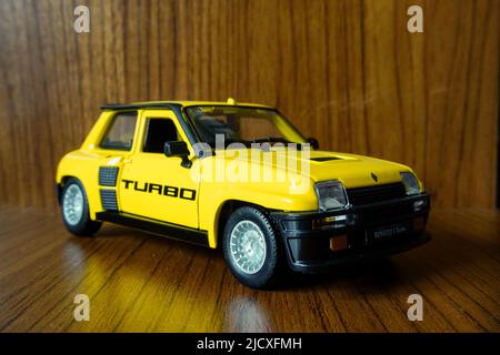 Die cast 1/24 Modellino Auto Renault 5 Turbo 2 gialla by Burago