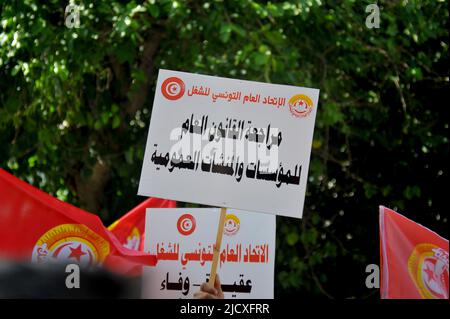 Tunisi, Tunisia. 16th giugno 2022. I sostenitori dell'Unione di fronte alla sede centrale dell'UGTT a Tunisi. I lavoratori del settore pubblico tunisini (UGTT) hanno organizzato uno sciopero generale chiamato dall'influente Unione del lavoro generale tunisina a chiedere stipendi più elevati. Lo sciopero di un giorno coinvolge 159 istituzioni pubbliche, compresi i porti e gli aeroporti a Tunisi, Tunisia il 16 giugno 2022. Foto di Yassine Mahjoub. (Credit Image: © Chokri Mahjoub/ZUMA Press Wire) Foto Stock