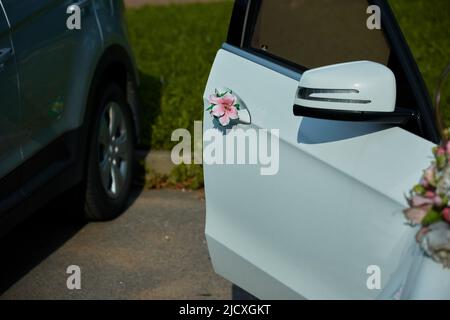 Decorazione di matrimonio bianco costoso auto in estate Foto Stock