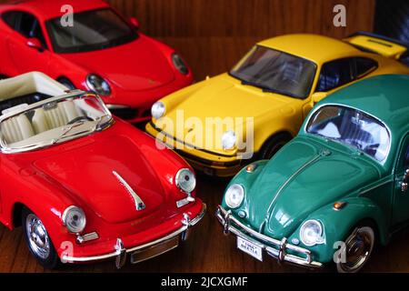 9 Maggio 2021 Eskisehir Turchia Porsches nuovo e vecchio e Beetle 1 24 pressofuso su sfondo di legno Foto Stock