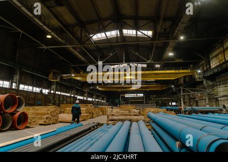 Gruppo di tubi in metallo blu per l'acqua nei magazzini di fabbriche metallurgiche. Foto Stock