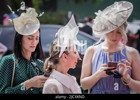 Berkshire, Regno Unito. 16th giugno 2022. Giornata reale delle Signore dell'Ascot. Il giovedì Gold Cup Day, noto anche come Ladies Day, vede lo stile e l'eleganza arrivare con cappelli stravaganti e abiti glamour. Credit: Guy Corbishley/Alamy Live News Foto Stock