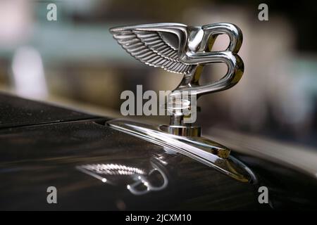 Como, Italia - 22 maggio 2022: Primo piano immagine editoriale illustrativa della statuetta del logo Bentley su un'auto. Foto Stock