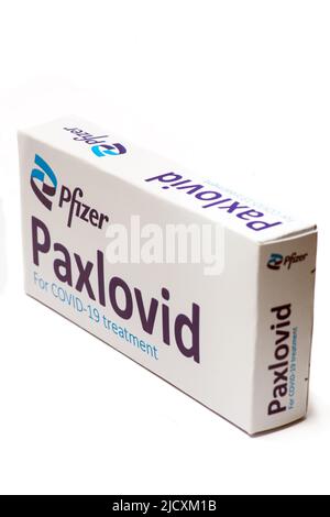 Bucarest, Romania - 1 febbraio 2022: Immagine editoriale illustrativa di concetto di pillola antivirale orale Paxlovid sviluppato da Pfizer. Virus corona Cov Foto Stock