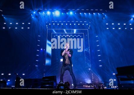 15 giugno 2022, Torino, Torino, Italia: Torino Italia 15 2022 giugno.il cantautore italiano Cesare Cremonini suona a Torino con il suo tour Stadi 2022 (Credit Image: © Bruno Brizzi/Pacific Press via ZUMA Press Wire) Foto Stock
