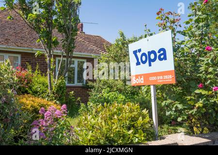 L'insegna venduta dagli agenti immobiliari su un bungalow in vendita nella località balneare di Hunstanton. Foto Stock