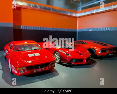 8 novembre 2021 Eskisehir Turchia. Vista ravvicinata del garage Diorama pressofuso Foto Stock