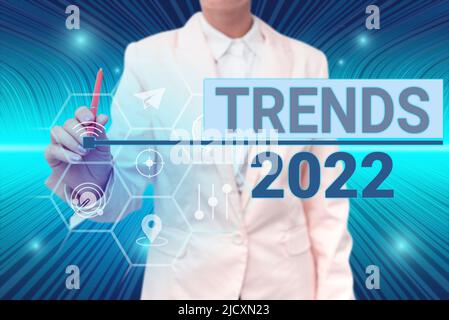 Didascalia testo Presentazione tendenze 2022. Parola per l'anno prossimo tendenza prevalente ampiamente discusso Online Lady in seme tenendo penna simbolizzazione Foto Stock