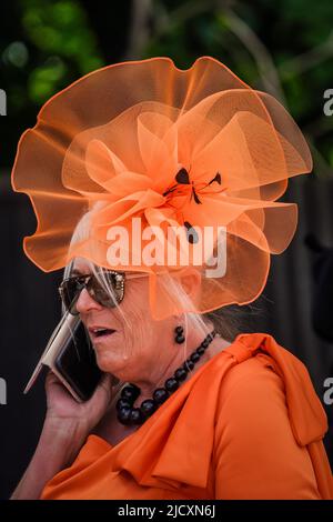 Berkshire, Regno Unito. 16th giugno 2022. Giornata reale delle Signore dell'Ascot. Il giovedì Gold Cup Day, noto anche come Ladies Day, vede lo stile e l'eleganza arrivare con cappelli stravaganti e abiti glamour. Credit: Guy Corbishley/Alamy Live News Foto Stock